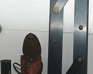 VINTAGE HANDHELD LEVEL AND DRAFTSMAN DIVIDER RULE