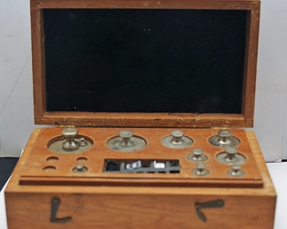 BOXED SET OF SCIENTIFIC WEIGHTS