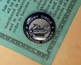 GIRLS VINTAG MERRY CIRCLE FARMER PIN