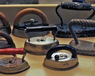 ANTIQUE CHILDREN'S CAST IRON SAD IRONS