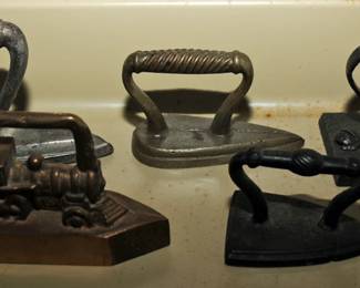 ANTIQUE CHILDREN'S CAST IRON SAD IRONS