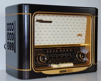 GRUNDIG CLASSIC MODEL 960 ANNIVERSARY RADIO - WORKING REPLICA - SOUNDS GREAT - LOOKS EVEN BETTER!
