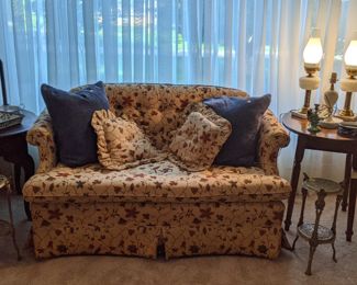 FREE LOVE SEAT. FLORAL 