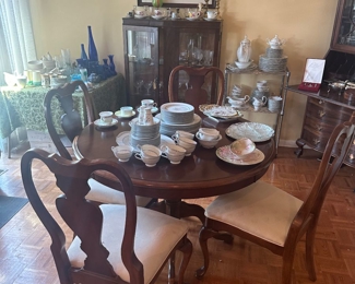 Beautiful dining room table and chairs, has leaves