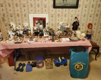 Mewington Manor, unicorns, and more