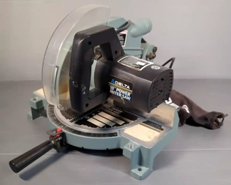 Delta 10" Miter Saw, Model 36-70, Powers On