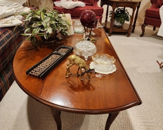 drop-leaf coffee table