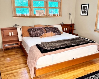 Letto Morgante king size bed with new Tempurpedic mattress.