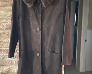 Suede coat with fur collar 