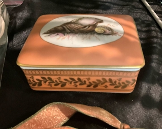 Mottahedeh decorative box (Portugal) - made for the Historic Natchez Foundation
