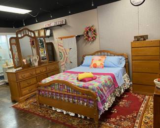 Solid OAK Queen Bedroom Suite, with Matching Dresser and Mirror, with Mattress and Boxsprings 