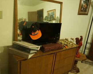 dresser with mirror
