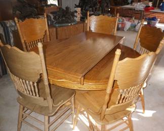 round dining table with leaf and chairs