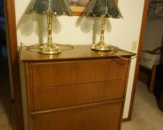 chest of drawers, lamps