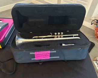 Getzen "Eterna" 700 Trumpet with case and one mouth piece $400