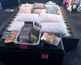 Queen Bed, DVD's Anime, PC games, pleather trunk