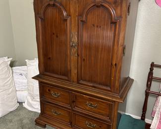 Nice chest with drawers and lots of storge drawers! inside!