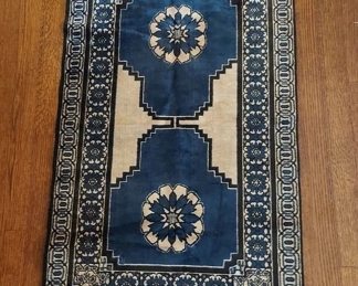 Beautiful Blue Tan Throw Rug