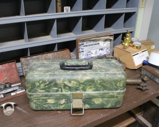 VINTAGE TACKLE BOX