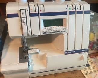 Husqvarna Viking Huskylock 936 Overlock Serger Sewing Machine