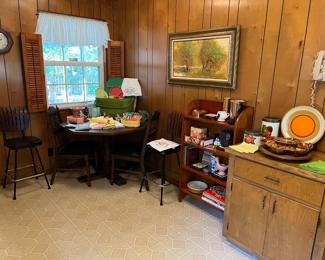 kitchen table/4 chairs, bar stools