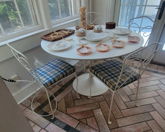 Round Dining Table & Chairs