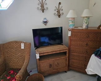 Wicker swivel top TV table