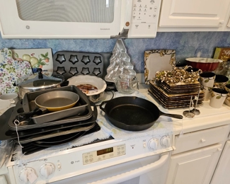 Mikasa Emory
Lodge cast iron