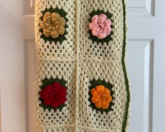 Crocheted afghan w/roses