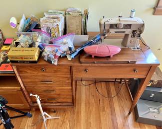 Vintage Singer Sewing Machine Table - Works!
