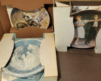 (18) Collectable Decorative Plates
Sixteen Bradford Exchange Plates: Nine of which are Knowles. Including 'King & I', Sound of Music, Scarlett and Red Butler, Waiting at the Dance, and more. Some boxes slightly worn but plates are still clean. 
