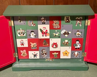 Christmas Advent Calendar With 25 Gifts NIB
