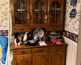 Ethan Allen display cabinet/hutch