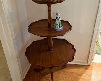 Vintage/Antique 3 tier piecrust table