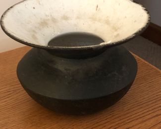 Iron spittoon 