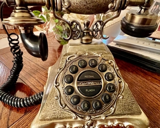 60. Vista Designs Antique Style Phone (9" x 7")