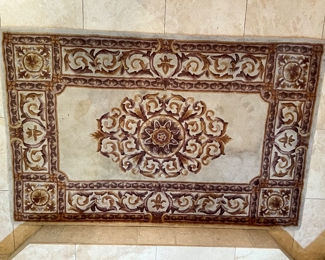 81. Medallion Rug (3'5" x 5'5")