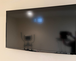234. Insignia TV (37")