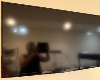 234. Insignia TV (37")