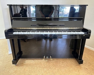 SAMICK UPRIGHT PIANO W/ MATCHING BENCH - BLACK LACQUER
UPRIGHT HIGHBOY PIANO - FULL SIZE SOUNDBOARD