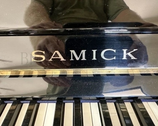 SAMICK UPRIGHT PIANO W/ MATCHING BENCH - BLACK LACQUER
UPRIGHT HIGHBOY PIANO - FULL SIZE SOUNDBOARD