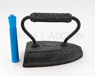 VINTAGE - CAST IRON SAD IRON