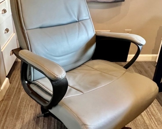 8. Rutherford Desk Chair (26" x 26" x 43")