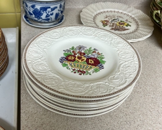 45. Set of 9 Wedgwood Patrician Windermere Dinner Plates