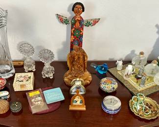 The wood angel in the middle is sold.