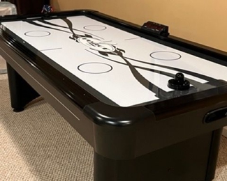Air hockey table