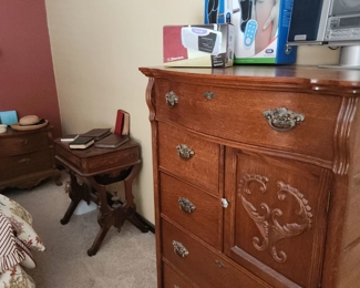 Chest of drawers, small antique table