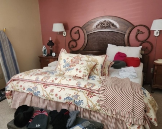 Kingsize bed, linens, bedding