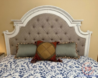 LIBERTY FURNITURE Distressed Wood Bedroom Set