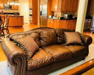 $600
DREXEL HERITAGE LEATHER STUDDED SOFA
90”L x 38”W x 37”H 